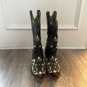 Elegant Black and Cream Heeled Boots